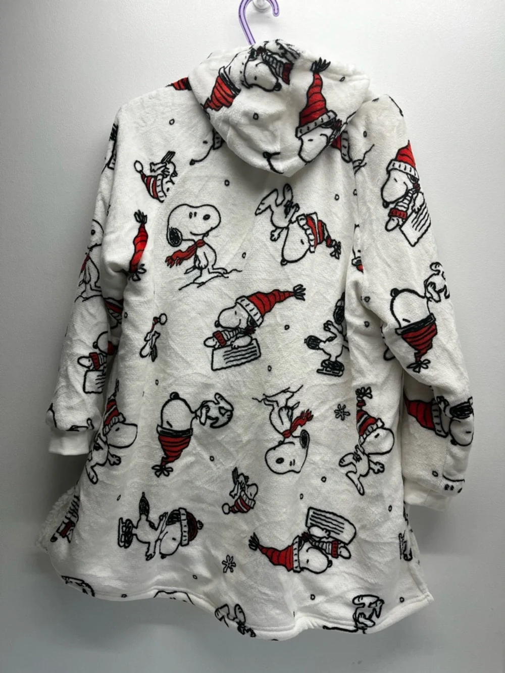 Peanuts Cozy fleece hoodie/blanket-style top featuring Snoopy - Picture 4 of 6